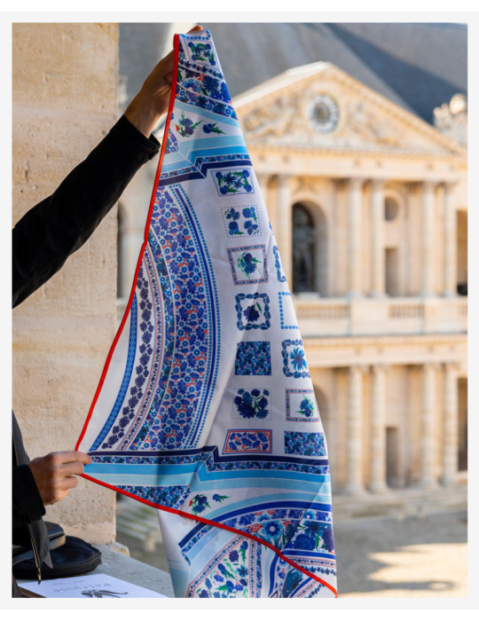 Carré de soie "Triomphe" Bleuet de France x Petrusse